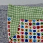 Gefütterte Kinderhose mit bunten Buchstaben