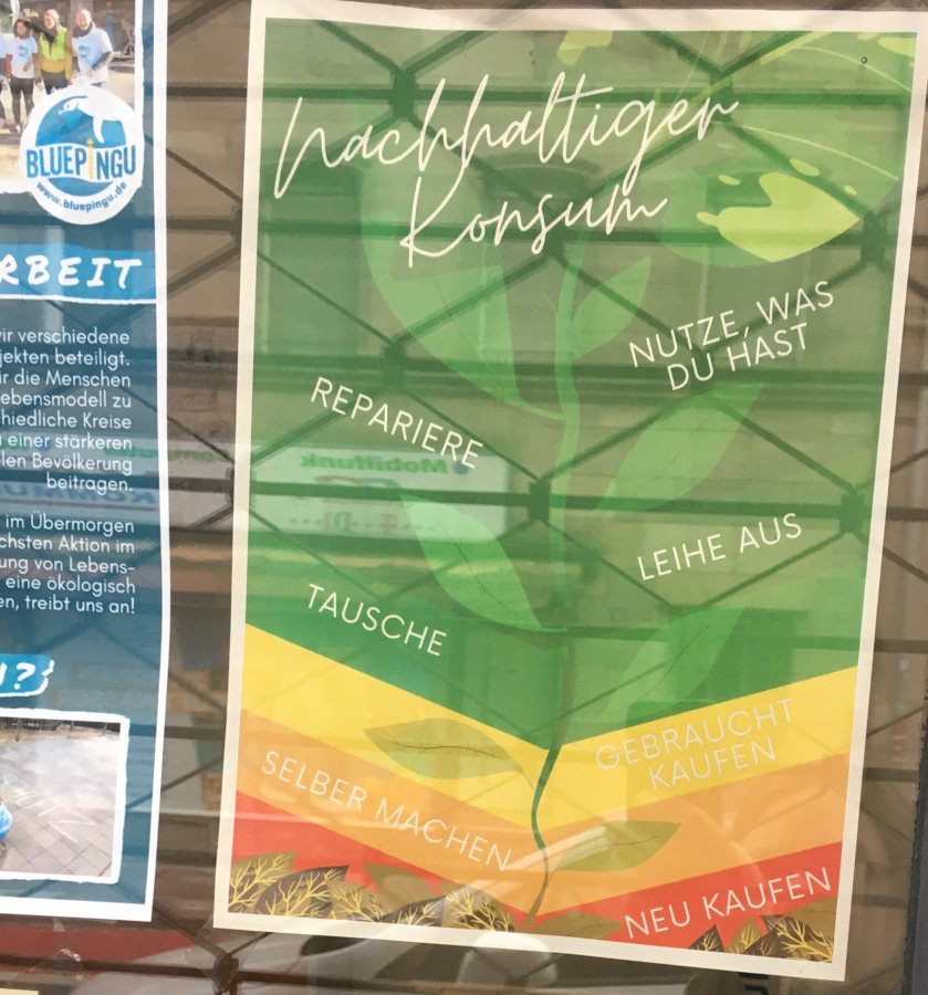 Plakat in einem Schaufenster