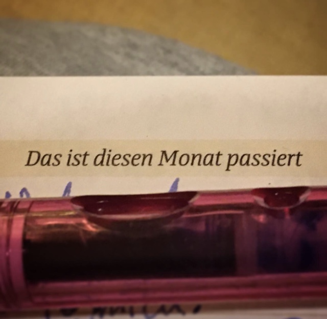 Ein Foto von meinem Kalender und Stift. Es ist die Überschrift der Kalenderseite zu lesen: „Das ist diesen Monat passiert"